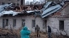Warga setempat memeriksa lokasi serangan rudal Rusia, di tengah serangan Rusia terhadap Ukraina, di kota Dnipro, Ukraina, 21 November 2024.