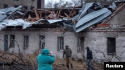 Warga setempat memeriksa lokasi serangan rudal Rusia, di tengah serangan Rusia terhadap Ukraina, di kota Dnipro, Ukraina, 21 November 2024.