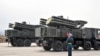 FILE - Tentara Rusia berseragam upacara berdiri di dekat sistem rudal Pantsir-S SA-22 dalam parade militer Hari Kemenangan, di pangkalan militer Rusia Hmeimim di tenggara kota Latakia, Suriah.
