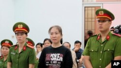 Nguyen Ngoc Nhu Quynh (tengah), blogger Vietnam ternama, diadili di provinsi Khanh Hoa, Vietnam, 30 November 2018. (Foto: dok).