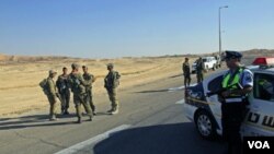 Tentara Israel berkumpul di lokasi penyerangan oleh militan dekat perbatasan Mesir-Israel. Serangan balasan Israel menewaskan 5 pasukan keamanan Mesir (18/8).