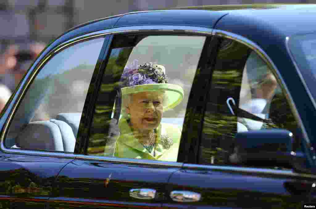 Kraliçe 2. Elizabeth, torununun düğünü için St. George Kilisesi'ne doğru ilerlerken