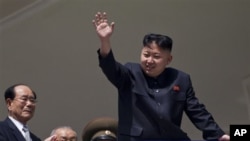 Kim Jong Un mendobrak praktik lama ayahnya dengan berpidato di depan umum di Pyongyang, hari Minggu (15/4).