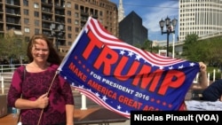 Une femme porte un drapeau en soutien de Donald Trump lors de la convention républicaine, Cleveland, le 18 juillet 2016 (VOA/Nicolas Pinault)