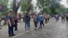 Polisi mengamankan seorang mahasiswa dalam aksi unjuk rasa penolakan UU Cipta Kerja yang diwarnai bentrokan antara mahasiswa dan polisi di Palu, Sulawesi Tengah, Kamis, 8 Oktober 2020. (Foto: VOA/Yoanes Litha)