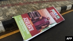 Un panneau de campagne avec photographie et message aux électeurs du chanteur multi-millionnaire Afropop Davido, de son vrai nom David Adedeji Adeleke, à Oshogbo, dans l’État d’Osun, dans le sud-ouest du Nigéria, le 21 septembre 2018.