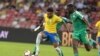 Neymar, à gauche, en lutte avec Salif Sane, à droite, lors du match amical entre le Brésil et le Sénégal, Singapour, le 10 octobre 2019