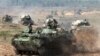 Kendaraan tentara Belarusia bersiap mengikuti latihan perang di sebuah lokasi yang dirahasiakan di Belarus, 11 September 2017. Rusia dan Belarus mengadakan latihan perang besar-besaran, Zapad 2017, yang dimulai hari Kamis lalu (13/9).