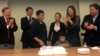 지난해 12월 한 북한인권단체 주관으로 ‘미국 내 탈북 난민 정착 10주년 기념’ 행사가 열렸다. 로버트 킹 미 국무부 북한인권특사(왼쪽)가 미국 정착 탈북가족, 북한인권단체 관계자들과 함께 축하하고 있다.