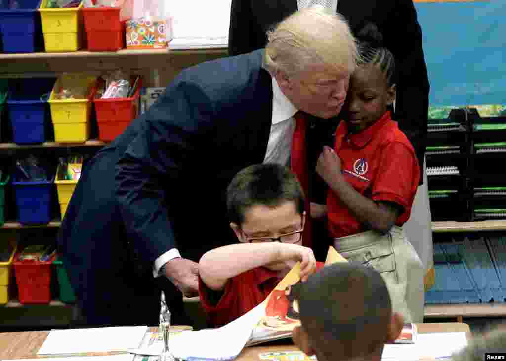 បេក្ខជនប្រធានាធិបតីលោក Donald Trump អោបសិស្សសាលាម្នាក់ បន្ទាប់ពីទទួលបានកាដូជាសៀវភៅគម្ពីរអំឡុងពេលទស្សនកិច្ចរបស់លោកទៅកាន់វិហារ International Church of Las Vegas និងសាលាសាសនាគ្រឹស្តអន្តរជាតិនៅក្រុង Las Vegas កាលពីថ្ងៃទី០៥ ខែតុលា ឆ្នាំ២០១៦។