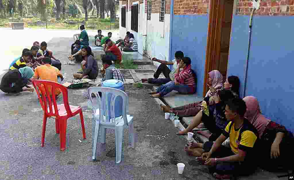 Foto yang dirilis oleh Departemen urusan Kebakaran dan Penyelamatan ini menunjukkan gambar warga Indonesia tengah beristirahat di pulau Carey setelah diselamatkan dari musibah tenggelamnya kapal (18/6).