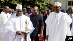 L’ex-président gambien Yahya Jammeh, à gauche, discute avec les chefs de l’Etat de l’Afrique de l’ouest, à Banjul, Gambie, 13 janvier 2017. 