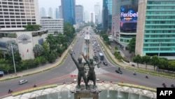 Kawasan di sekitar tugu Selamat Datang di bundaran Hotel Indonesia, Jakarta, terlihat lengang saat diberlakukannya pembatasan wilayah di tengah pandemi Covid-19, 14 September 2020. (Foto: dok).