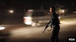 Seorang polisi Afghanistan berjaga-jaga di sebuah perempatan dekat hotel Intercontinental di Kabul, yang diserang Selasa (28/6).