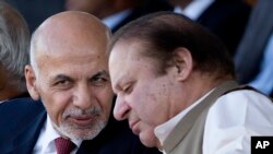 FILE - Afghan President Ashraf Ghani (l) talks with Pakistani Prime Minister Nawaz Sharif in Islamabad, Pakistan, Nov. 15, 2014. 