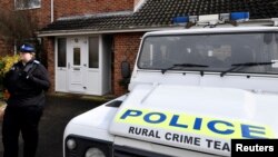 前俄罗斯军事情报局间谍斯科利帕尔被毒气攻击后,英国警察在他的住宅外面警戒(2018年3月6日).