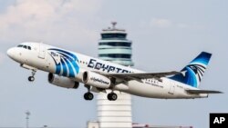 Pesawat penumpang EgyptAir Airbus A320 (Foto: dok). Sebuah pesawat penumpang EgyptAir dengan tujuan Beijing melakukan pendaratan darurat di Uzbekistan, Rabu pagi (8/6).