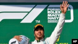 Lewis Hamilton célèbre sa victoire sur le Gand Prix de Formule 1, Hongrie, le 4 août 2019. (Zsolt Czegledi/MTI via AP)