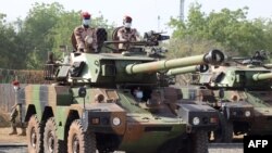 Tentara Chad mengendarai kendaraan lapis baja ringan ERC 90 Sagaie yang diberikan oleh Perancis, di N'Djamena, Chad, 23 Januari 2021.