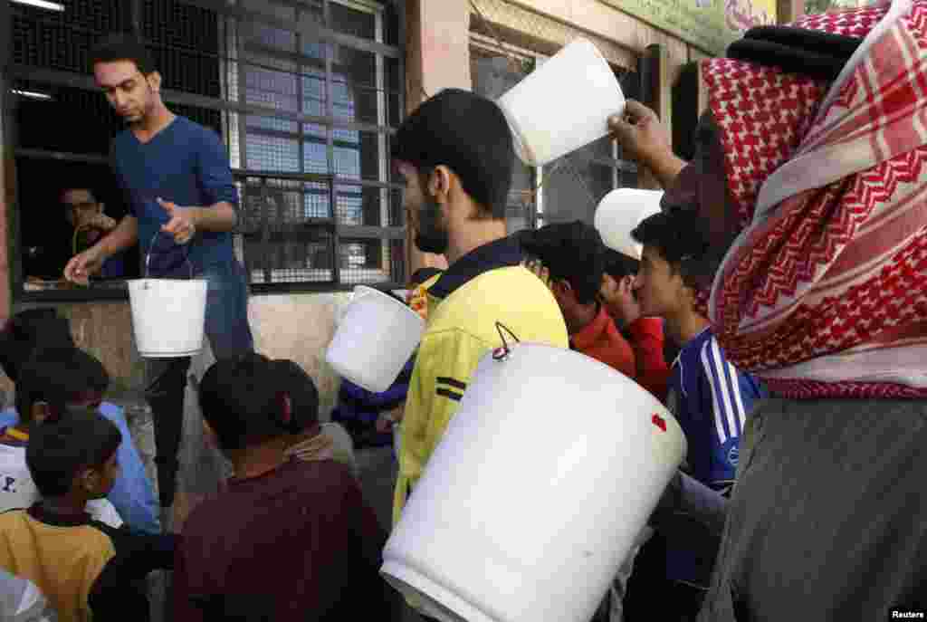 Trabajadores, en el centro, comienzan a retirar las barricadas frente al edificio del gobierno.