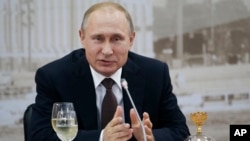 Presiden Rusia Vladimir Putin saat bertemu dengan CEO perusahaan-perusahaan internasional di Forum Ekonomi Internasional St. Petersburg di St. Petersburg, 17 Juni 2016.