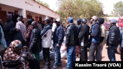 Photo d'archives: Au moins 146 migrants maliens, rapatriés de la Libye, sont installés dans le camp de Sokoniko, une caserne de la protection civile à Bamako, 26 mars 2016. (VOA Afrique/Kassim Traoré)