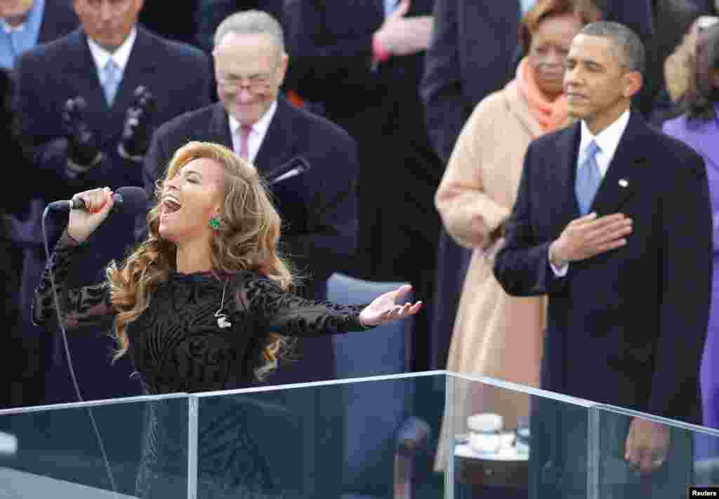 Beyonce menyanyikan lagu kebangsaan Amerika, disaksikan Presiden Barack Obama dan Senator Charles Schumer (21/1).