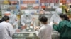 Petugas medis Angkatan Darat Korea Utara sedang mendistribusikan obat di tengah pandemi COVID-19 di Pyongyang, Korea Utara, 22 Mei 2022. (Foto: KNCA via Reuters)