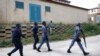 Des agents de la police sud-africaine lors d'une manifestation contre la hausse de la criminalité dans la région à Diepsloot, en Afrique du Sud, le 6 avril 2022.