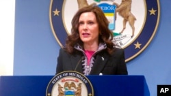 Gubernur Michigan Gretchen Whitmer di Lansing, Michigan. Seorang pria bersenjata yang diduga menembak mati seorang pensiunan hakim county di sebuah rumah di Wisconsin, memiliki daftar target termasuk Gretchen Whitmer dan Pemimpin Minoritas Senat Mitch McConnell. (Foto: AP)