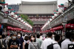 Suasana di distrik Asakusa, Tokyo, Jepang, Jumat, 10 Juni 2022. (AP/Eugene Hoshiko)