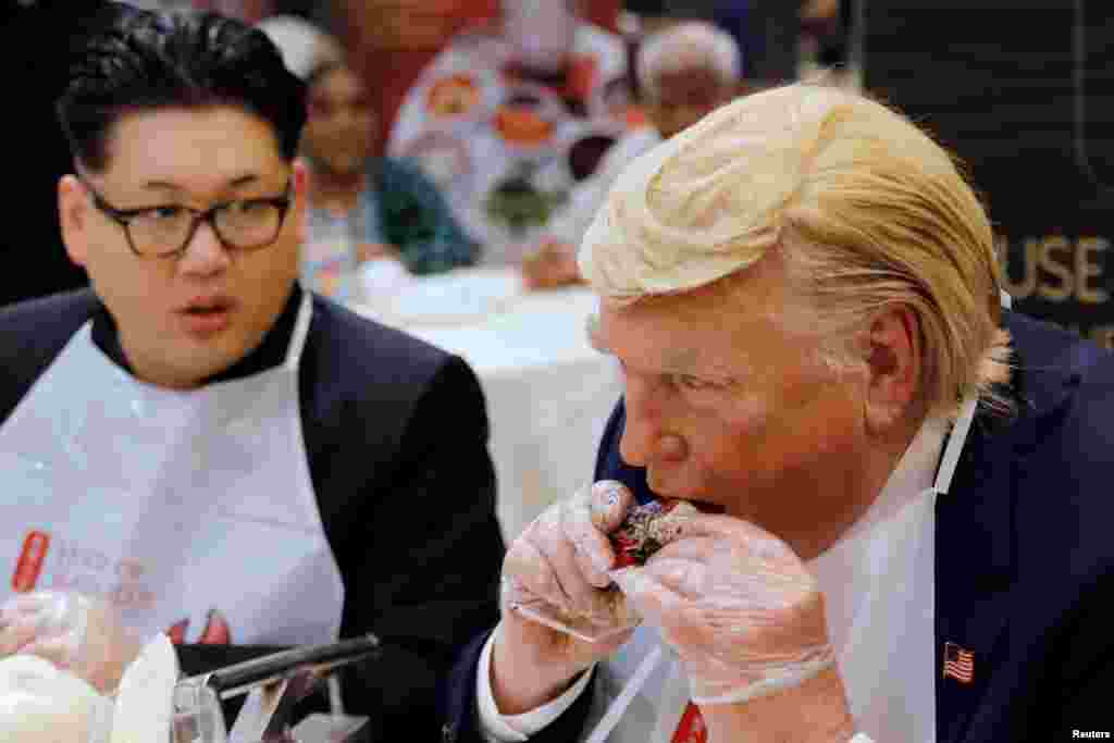 Howard, dan kasar Australia-dan asalin kasar China ya yi shigar shugaban Koriya Ta Arewa Kim Jong-un, da Dennis Alan, wanda ya yi shigar shugaban Amurka Donald Trump, sun gana a wurin shakatawa na Merlion Park a Singapore, June 8, 2018.