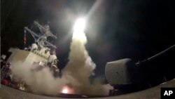 Dans cette photo fournie par l'US Navy, on peut voir le missile tiré depuis le navire de guerre USS Porter, mer Méditerranée, le 7 avril 2017