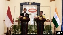 Menteri Luar Negeri India Subrahmanyam Jaishankar (kiri) tampil bersama Menlu Retno Marsudi di Jakarta pada 2019. (Foto: via AFP)