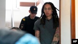 Brittney Griner (depan), bintang bola basket Amerika yang ditahan di Rusia (foto: dok). 