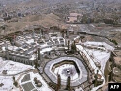 Suasana di sekitar Ka'bah (tengah) di Masjidil Haram, di kota suci Makkah saat Arab Saudi menampung sekitar satu juta orang, termasuk 850.000 dari luar negeri, untuk beribadah haji, 4 Juli 2022. (Rania SANJAR / AFP)