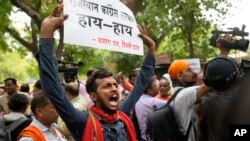 Aktivis dari partai Hindu sayap kanan memprotes pembunuhan hari Selasa atas Kanhaiya Lal, seorang pria Hindu dalam serangan agama yang diduga di kota Udaipur barat meneriakkan slogan-slogan di New Delhi, India, 29 Juni 2022. (Foto: AP)