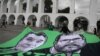 Demonstran memegang spanduk dengan gambar jurnalis Inggris Dom Phillips dan spesialis urusan Pribumi Brasil Bruno Pereira, keduanya terbunuh di Amazon, selama protes di Arcos da Lapa (Lapa Arches) di Rio de Janeiro, Brazil. (Foto : REUTERS/Pilar Olivares