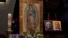 Foto dari dua pastor Jesuit yang tewas terbunuh, Javier Campos Morales (kiri) dan Joaquin Cesar Mora Salazar, ditampilkan dalam misa yang digelar untuk mengenang keduanya di sebuah gereja di Meksiko City, pada 21 Juni 2022. (Foto: AP/Fernando Llano)