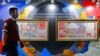 Ilustrasi - Seorang pria yang mengenakan masker berjalan melewati gambar uang kertas tujuh puluh lima ribu rupiah ysng dipajang di dinding kantor pusat Bank Indonesia di Jakarta, 2 September 2020. (REUTERS/Ajeng Dinar Ulfiana)