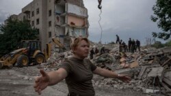 Quinze morts après des tirs de roquettes sur un immeuble d'habitation dans la région de Donetsk