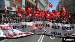 Ribuan orang berdemonstrasi di jalan-jalan kota Madrid, Spanyol menentang KTT NATO yang akan berlangsung pekan ini, dalam aksi hari Minggu (26/6). 