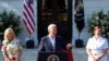 Presiden AS Joe Biden menyampaikan pidato dalam peringatan Hari Kemederkaan dalam sebuah acara di Gedung Putih, Washington, pada 4 Juli 2022. (Foto: Reuters/Tom Brenner)
