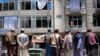 Tentara Taliban berkumpul di lokasi ledakan di depan kuil Sikh di Kabul, Afghanistan, 18 Juni 2022. (Foto: AP)