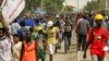 Les gens défilent lors d'une manifestation contre le régime militaire dans la région de Bashdar du district d'el-Diam à Khartoum, la capitale du Soudan, le 16 juin 2022.