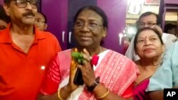 Kandidat presiden India dari Partai Bharatiya Janata Draupadi Murmu (tengah) menyapa pendukungnya di wilayah Raigangpur, Odisha, India, pada 22 Juni 2022. (Foto: AP)