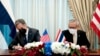 Menteri Luar Negeri Amerika Antony Blinken (kiri) dan Menlu Thailand Don Pramudwinai menandatangani nota kesepahaman kerjasama bilateral dalam lawatan Blinken di Bangkok, Minggu 10 Juli 2022.