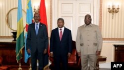 Rais wa Rwanda Paul Kagame (Kushoto), Rais wa Angola Joao Lourenco (katikati) Rais wa DRC Felix Tshisekedi (R) walipokutana kufanya mazungumzo Luanda Julai 6, 2022. 