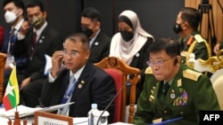 Menteri Pertahanan Myanmar Mya Tun Oo (kanan) pada Pertemuan Menteri Pertahanan Perhimpunan Bangsa-Bangsa Asia Tenggara (ASEAN) di Phnom Penh pada 22 Juni 2022. (Foto: AFP)