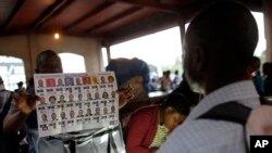 Des agents électoraux comptant les bulletins dans un bureau de vote, Port-au-Prince, Haiti, le 20 novembre 2016.